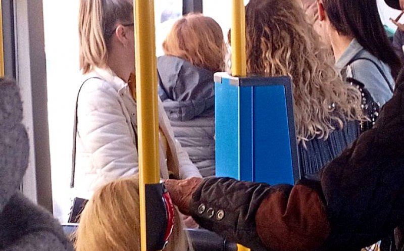Cum îşi fac planul de amenzi controlorii CTP din Cluj-Napoca / "Ne-au spus că biletul se achiziționează înainte de urca în autobuz. Și atunci POS-urile din autobuz pentru ce sunt puse?"