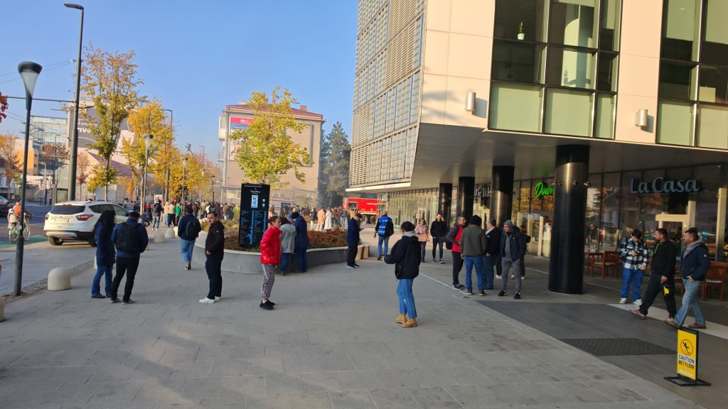 O mașină a luat FOC în parcarea subterană de la The Office. 300 de persoane au fost evacuate