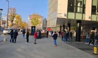O mașină a luat FOC în parcarea subterană de la The Office. 300 de persoane au fost evacuate
