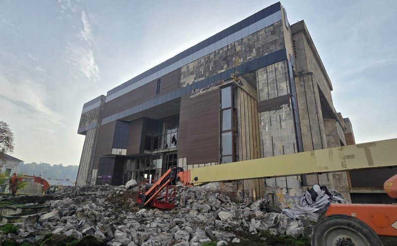 A început demolarea Casei de Cultură din Turda. Ce va apărea în locul ei