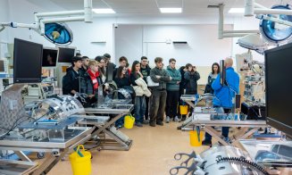 „Școala Altfel” la UMFIH pentru peste 150 de liceeni din Cluj și din țară: întrebări, descoperiri și puțină magie medicală