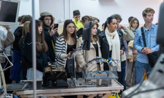 „Școala Altfel” la UMFIH pentru peste 150 de liceeni din Cluj și din țară: întrebări, descoperiri și puțină magie medicală