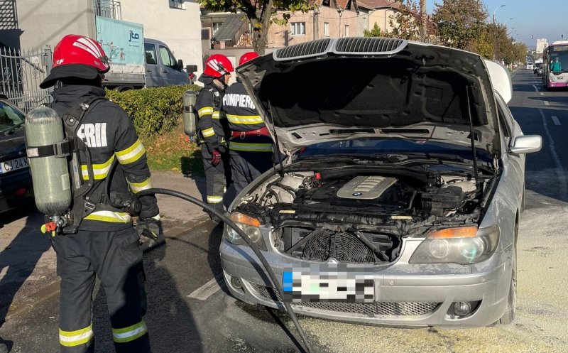 Un BMW a luat foc pe o stradă din Cluj-Napoca. Care a fost cauza incendiului