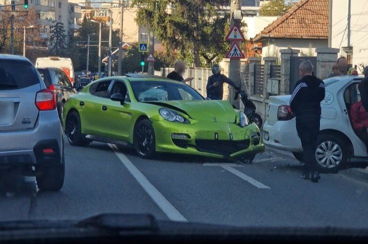 Coliziune între un Porsche și un taxi pe o stradă din Cluj. Pompierii ISU au intervenit