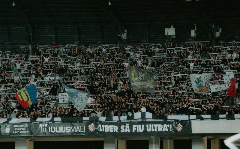 Peluza Șepcile Roșii, îndemn la unitate: "Suntem pe unul dintre cele mai frumoase drumuri pe care a ajuns vreodată Universitatea"