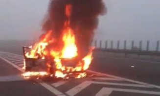 O mașină ARDE ca o torță pe A3, în Cluj. Care a fost cauza incendiului