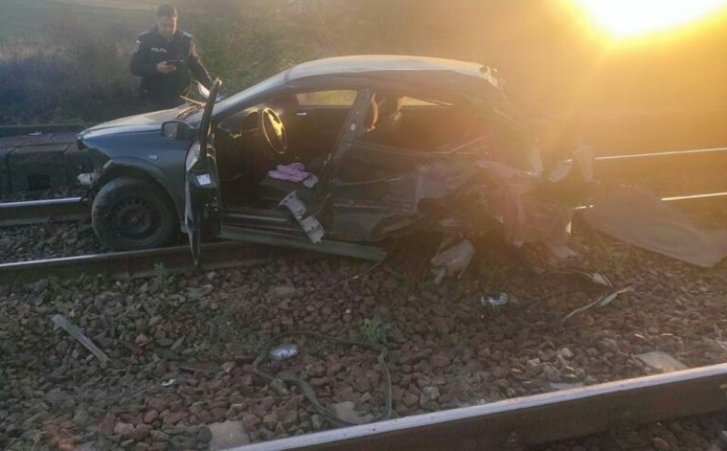 Maşină spulberată de tren: O tănără de 21 de ani a murit, iar un copil de 2 ani şi un bărbat de 25 de ani sunt grav răniţi