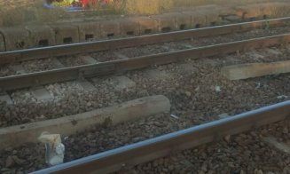 Maşină spulberată de tren: O tănără de 21 de ani a murit, iar un copil de 2 ani şi un bărbat de 25 de ani sunt grav răniţi