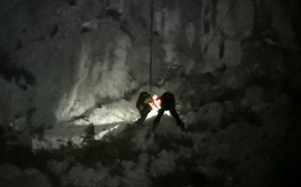 Intervenții nocturne ale salvamontiștilor clujeni în Cheile Turzii: Tânăr rănit și alpiniști blocați, salvați