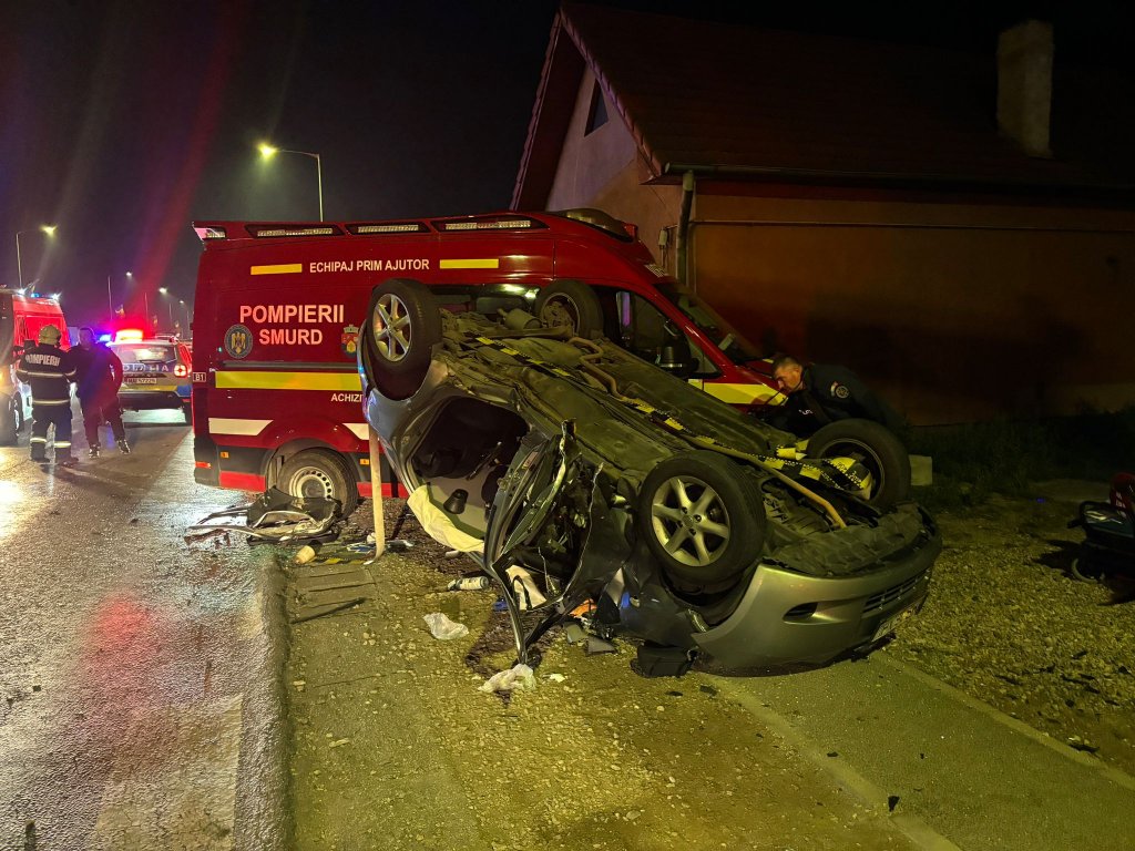 Mașină răsturnată într-un accident cu o ambulanță SMURD în Florești. O femeie și un bărbat au ajuns la spital