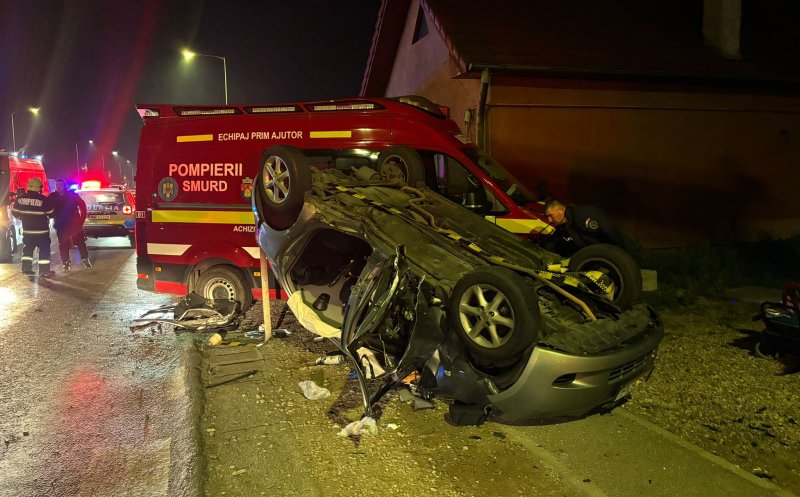 Mașină răsturnată într-un accident cu o ambulanță SMURD în Florești. O femeie și un bărbat au ajuns la spital