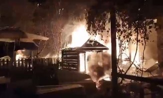INCENDIU într-o gospodărie din județul Cluj. Focul a distrus și casa vecinilor