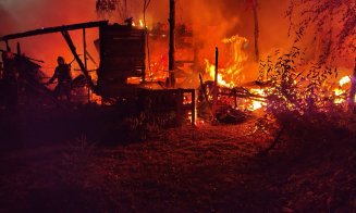 INCENDIU într-o gospodărie din județul Cluj. Focul a distrus și casa vecinilor
