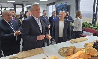 Nicolae Ciucă, în vizită la o fabrică de panificație din Câmpia Turzii. Candidatul PNL la alegerile prezidențiale a gustat pâine făcută în Cluj
