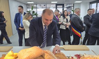 Nicolae Ciucă, în vizită la o fabrică de panificație din Câmpia Turzii. Candidatul la prezidențiale a gustat pâine făcută în Cluj