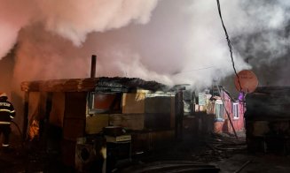 INCENDIU pe strada Cantonului din Cluj-Napoca / Ard mai multe locuințe / 80 de persoane au reușit să se autoevacueze