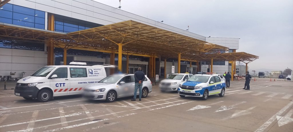 Taximetriștii de la Aeroportul Cluj, luați la control. Ce nereguli au descoperit polițiștii