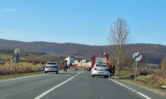 Accident între o mașină și un TIR, în Cluj: Trei persoane au fost transportate la spital / Trafic îngreunat