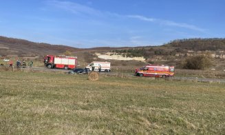 Accident între o mașină și un TIR, în Cluj: Trei persoane au fost transportate la spital / Trafic îngreunat