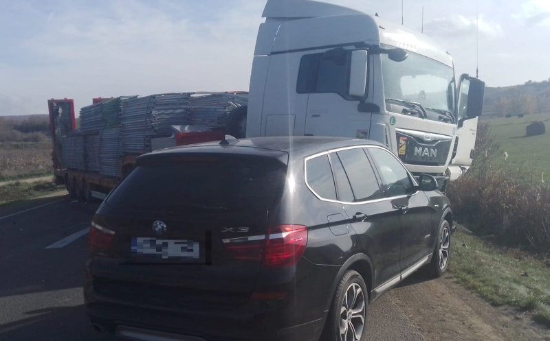 Accident între o mașină și un TIR, în Cluj: Trei persoane, printre care și un copil de trei ani, au fost transportate la spital / Trafic îngreunat
