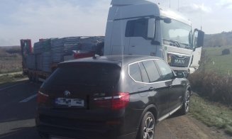 Accident între o mașină și un TIR, în Cluj: Trei persoane, printre care și un copil de trei ani, au fost transportate la spital / Trafic îngreunat