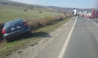 Accident între o mașină și un TIR, în Cluj: Trei persoane au fost transportate la spital / Trafic îngreunat