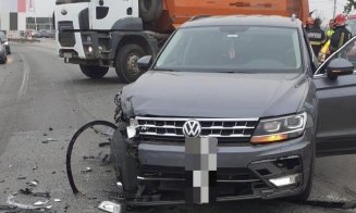 Accident rutier la ieșirea din Turda. O minoră de 17 ani a fost transportată la spital