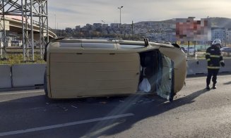 Autoutilitară răsturnată pe strada Avram Iancu din Florești. Un bărbat a fost transportat la spital