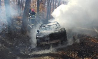 Autoturism cuprins de flăcări într-o localitate clujeană. Pompierii au intervenit de urgență