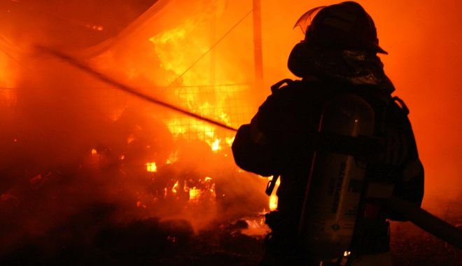 A luat FOC o hală din comuna Feleacu / Intervin  4 autospeciale cu 3 autoscări