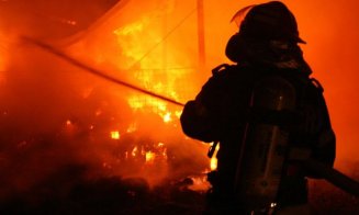 A luat FOC o hală din comuna Feleacu / Intervin  4 autospeciale cu 3 autoscări