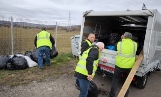 O tonă de gunoaie au fost strânse de pe un drum județean din Cluj