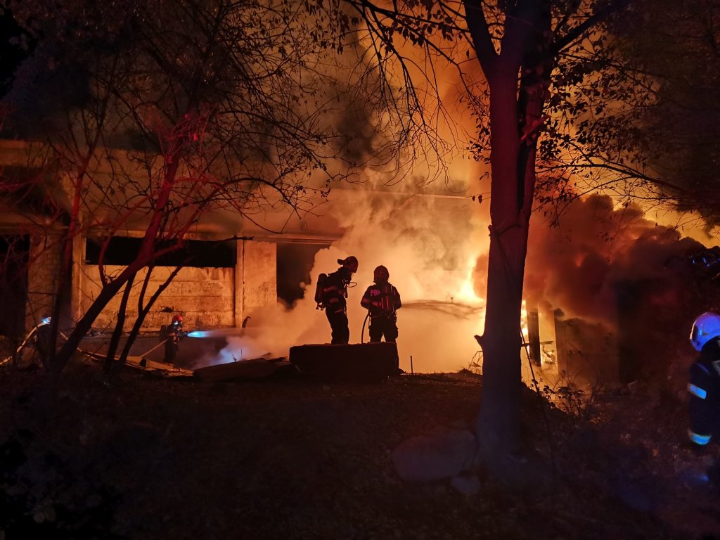 INCENDIU pe o stradă din Cluj-Napoca: 2 persoane cu arsuri, 4 locuințe afectate de flăcări