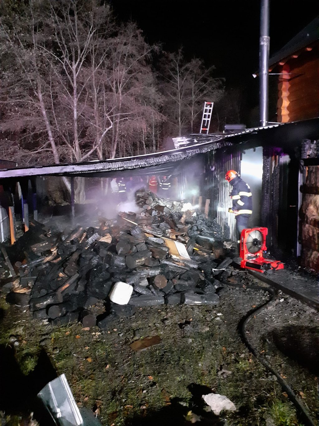 5 ore au luptat cu focul pompierii clujeni noaptea trecută într-o localitate din Cluj pentru a salva o cabană / CAUZA incendiului