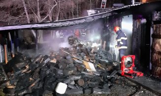 5 ore au luptat cu focul pompierii clujeni noaptea trecută într-o localitate din Cluj pentru a salva o cabană / CAUZA incendiului