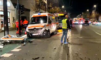 Cum s-a produs accidentul grav de seara trecută din Cluj-Napoca. Impact VIOLENT între o ambulanță, o mașină și un autobuz CTP / Ce spune Poliția