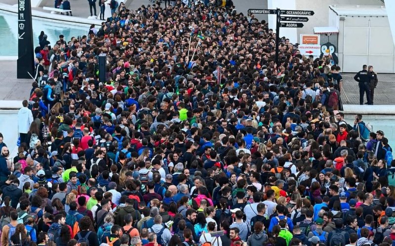 "Valencia. Coadă la umanitate"