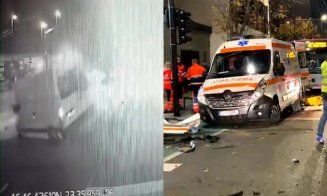 Momentul în care o ambulanță în misiune este spulberată de o mașină în Cluj, surprins de o cameră de bord