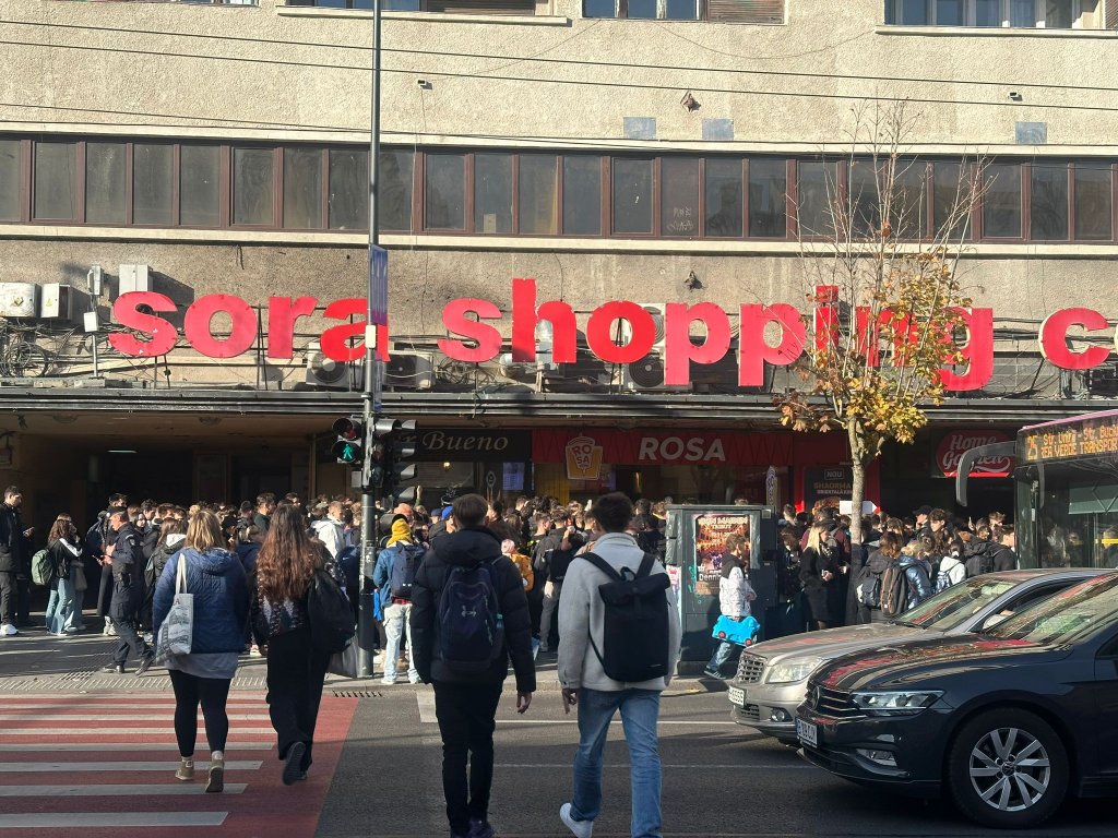 Clujenii s-au strâns iar la coadă pentru șaorma gratis de Black Friday. Sute de oameni în centru