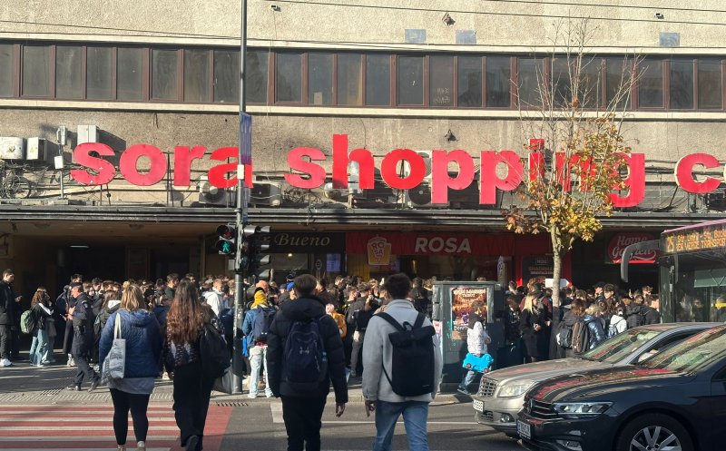Clujenii s-au strâns iar la coadă pentru șaorma gratis de Black Friday. Sute de oameni în centru