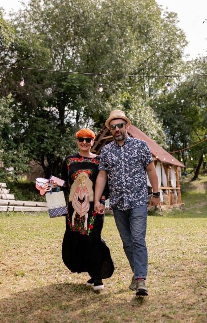 S-au mutat din Cluj în Breb, cel mai instagramabil sat din România. Au un “cartier” de case recondiționate și fac festival și târguri cool