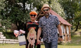 S-au mutat din Cluj în Breb, cel mai instagramabil sat din România. Au un “cartier” de case recondiționate și fac festival și târguri cool