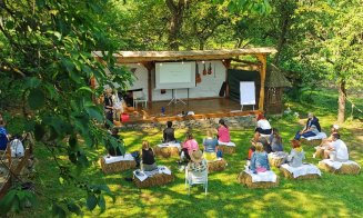 S-au mutat din Cluj în Breb, cel mai instagramabil sat din România. Au un “cartier” de case recondiționate și fac festival și târguri cool