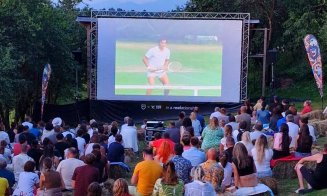 S-au mutat din Cluj în Breb, cel mai instagramabil sat din România. Au un “cartier” de case recondiționate și fac festival și târguri cool