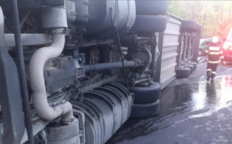 Tânăr rănit după ce un camion cu paleți s-a răsturnat pe un drum din Cluj