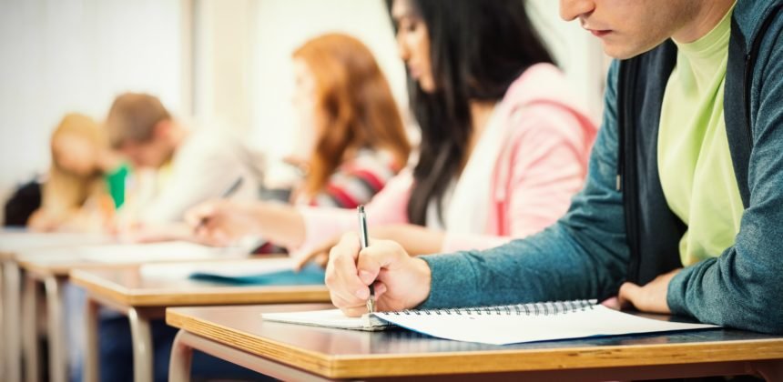 Elevii, studenții și doctoranzii români din străinătate vor beneficia de asigurare medicală