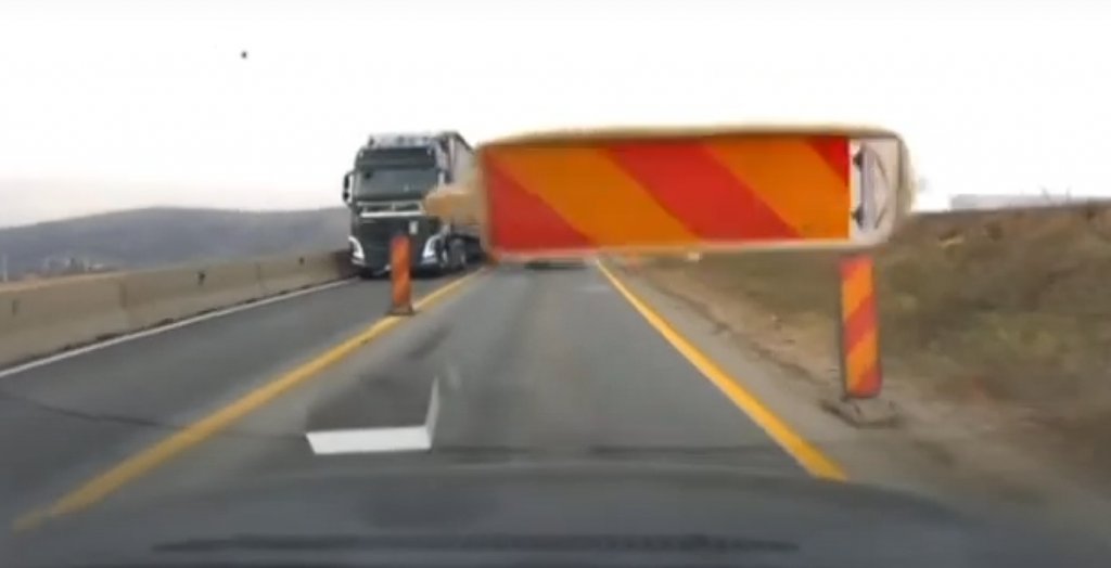 Lovit din senin: O baliză aruncată de un utilaj a avariat mașina unui șofer clujean