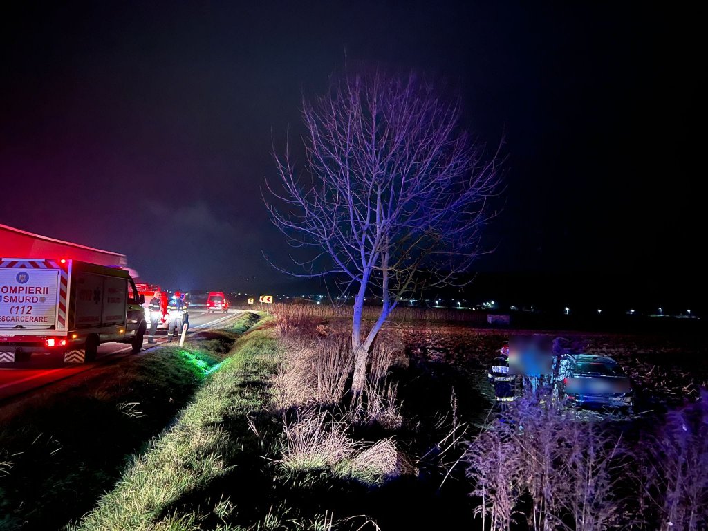 ACCIDENT în județul Cluj: Și-a făcut mașina praf / De pe arătură, la spital