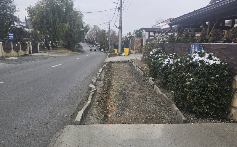 Au început lucrările pentru realizarea trotuarelor într-o comună din județul Cluj. Tișe: „Creștem calitatea vieții”