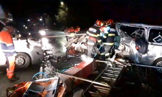 ACCIDENT grav în Cluj între un autocamion şi un microbuz / Victimă încarcerată cu multiple traumatisme